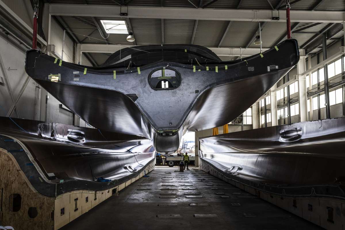The_hull_is_finally_taken_out_of_its_mould