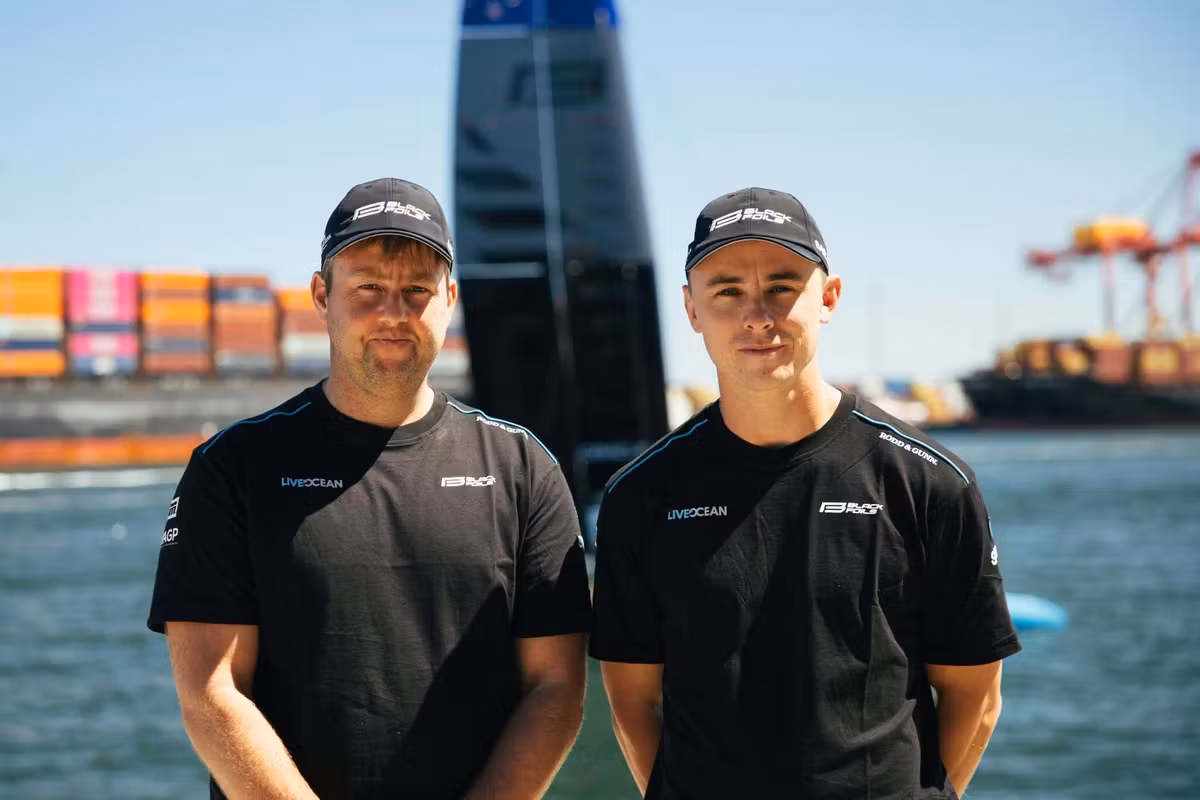 Matt_Steven_&_Will_McKenzie_Black_Foils_Coaches