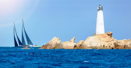 La-Maddalena-Monaci-faro-e-vela---autore-Federico-Rostagno