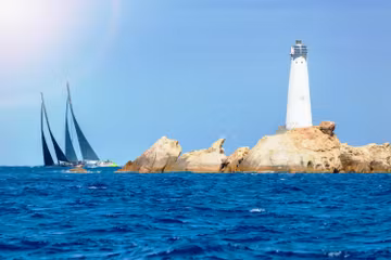 La-Maddalena-Monaci-faro-e-vela---autore-Federico-Rostagno