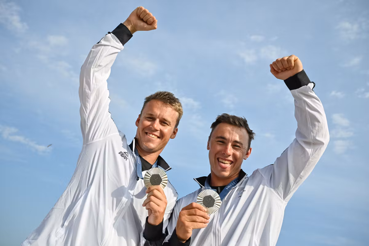 Isaac_McHardie_Will_McKenzie_Paris_@024_Silver_medal_49er_Mens_Skiff_Jean-Louis_Carli